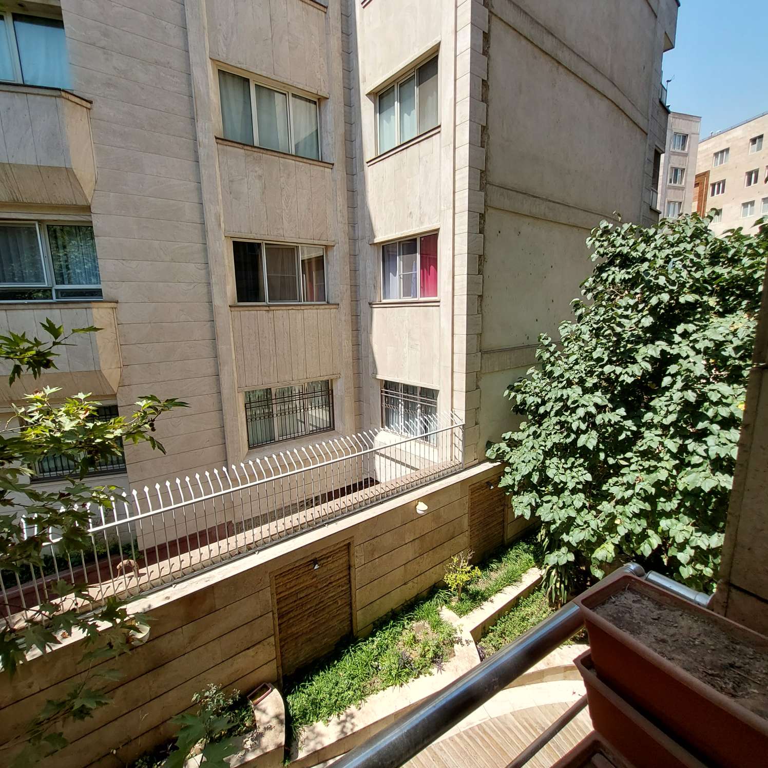 فروش آپارتمان 107 متر دیباجی  2 خواب لوکیشن دنج