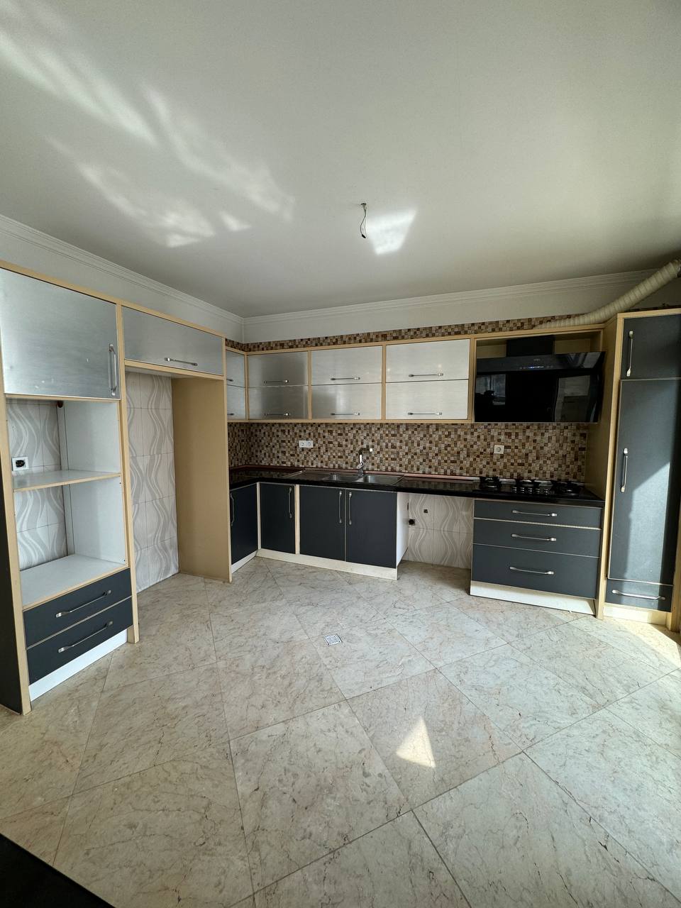 فروش آپارتمان 152 متر نیاوران 3 خواب 3 مستر 2 پارکینگه