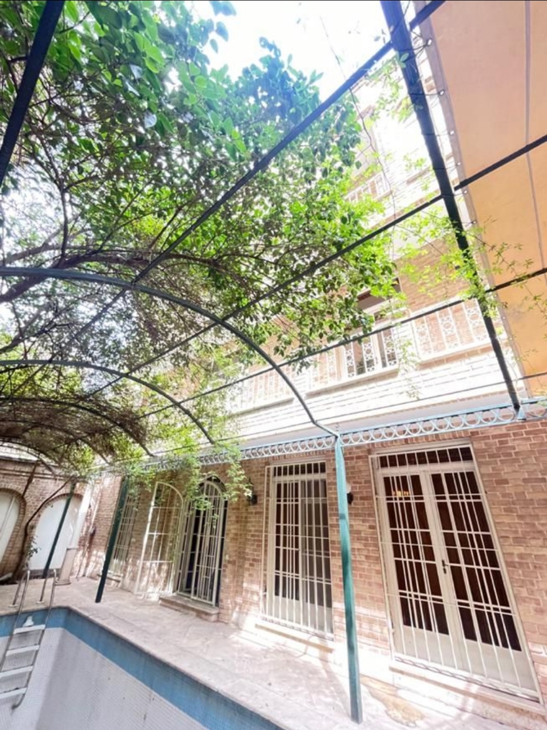 اجاره ویلا 400متر بنا در 300متر زمین نیاوران