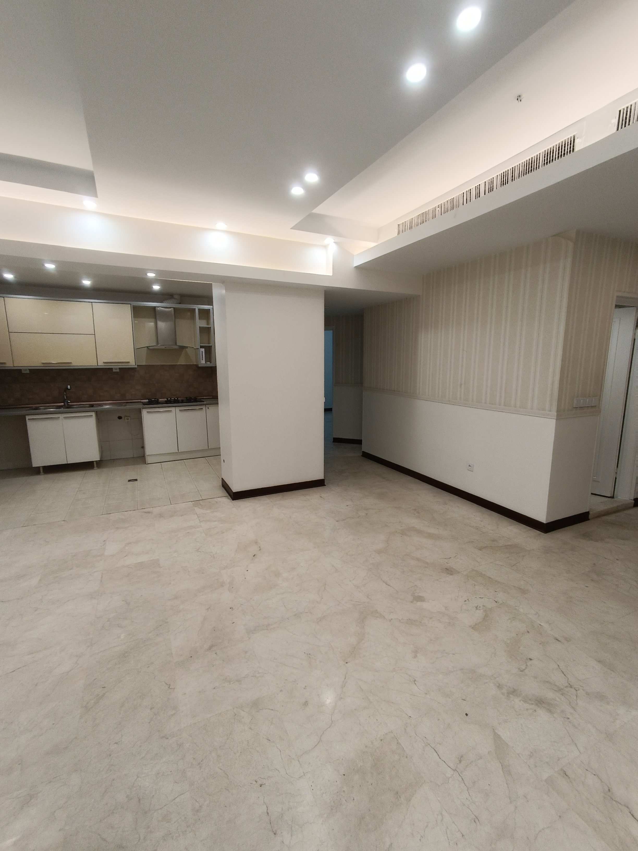 فروش آپارتمان 115 متر 2 خواب بالکن بزرگ سرایداری مقیم