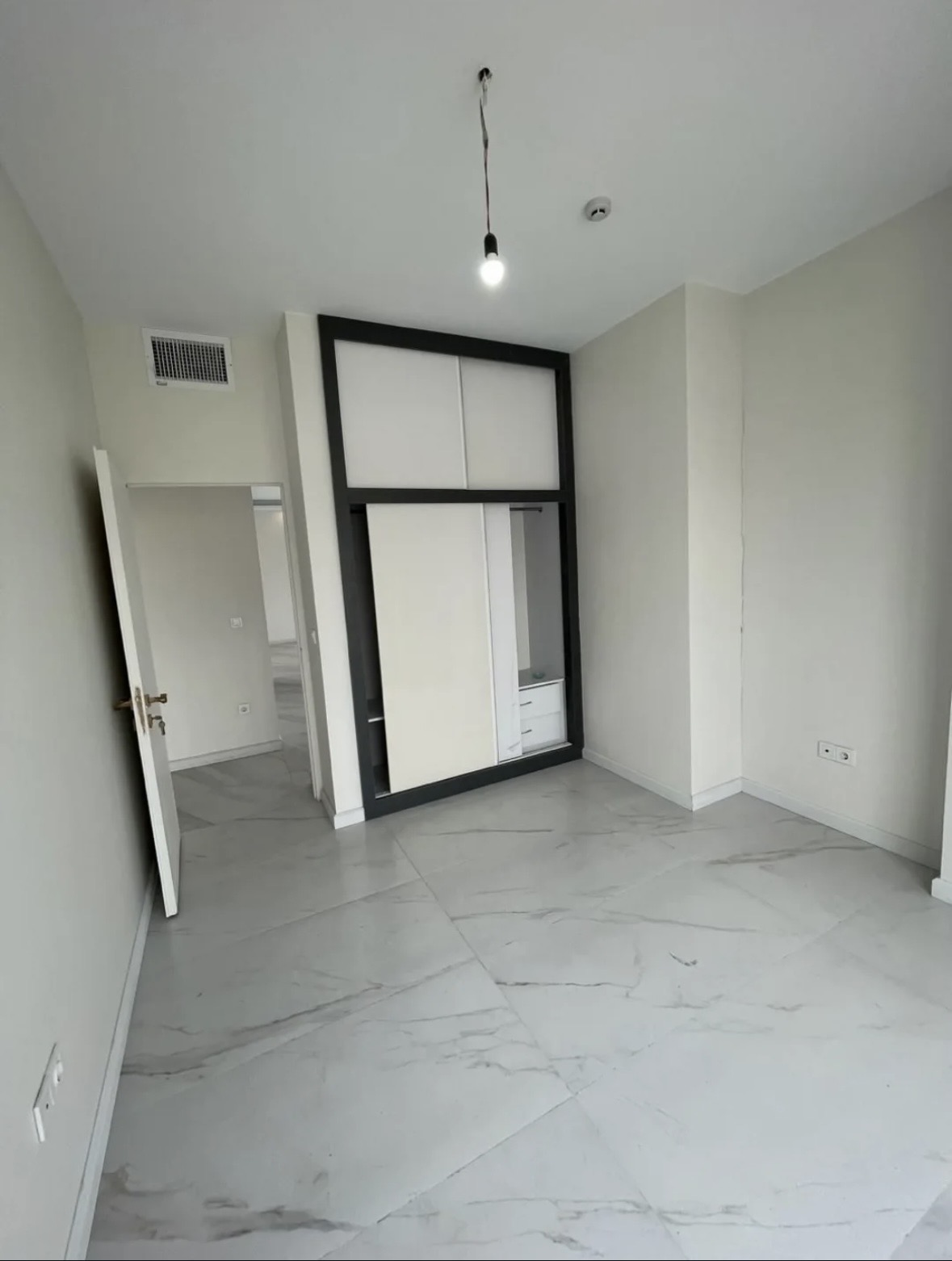 واحد 137 متری نوساز غرق در نور دیباجی