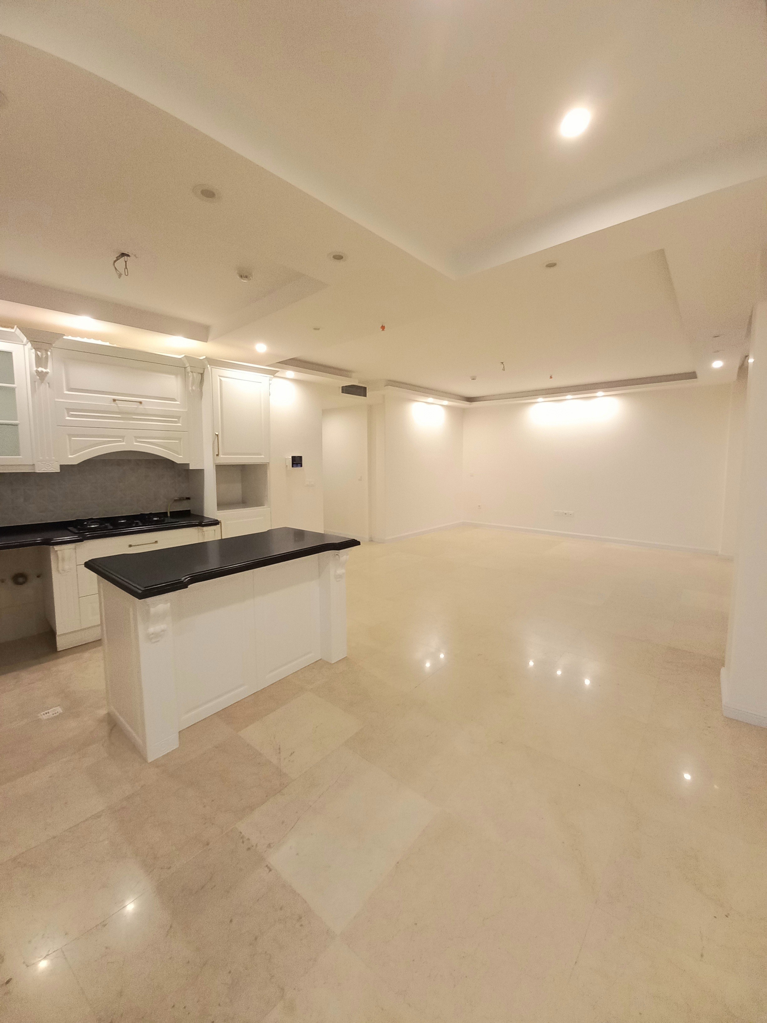 ۹۸متری دو جهت نور ، ۲پارکینگ / کیکاووس