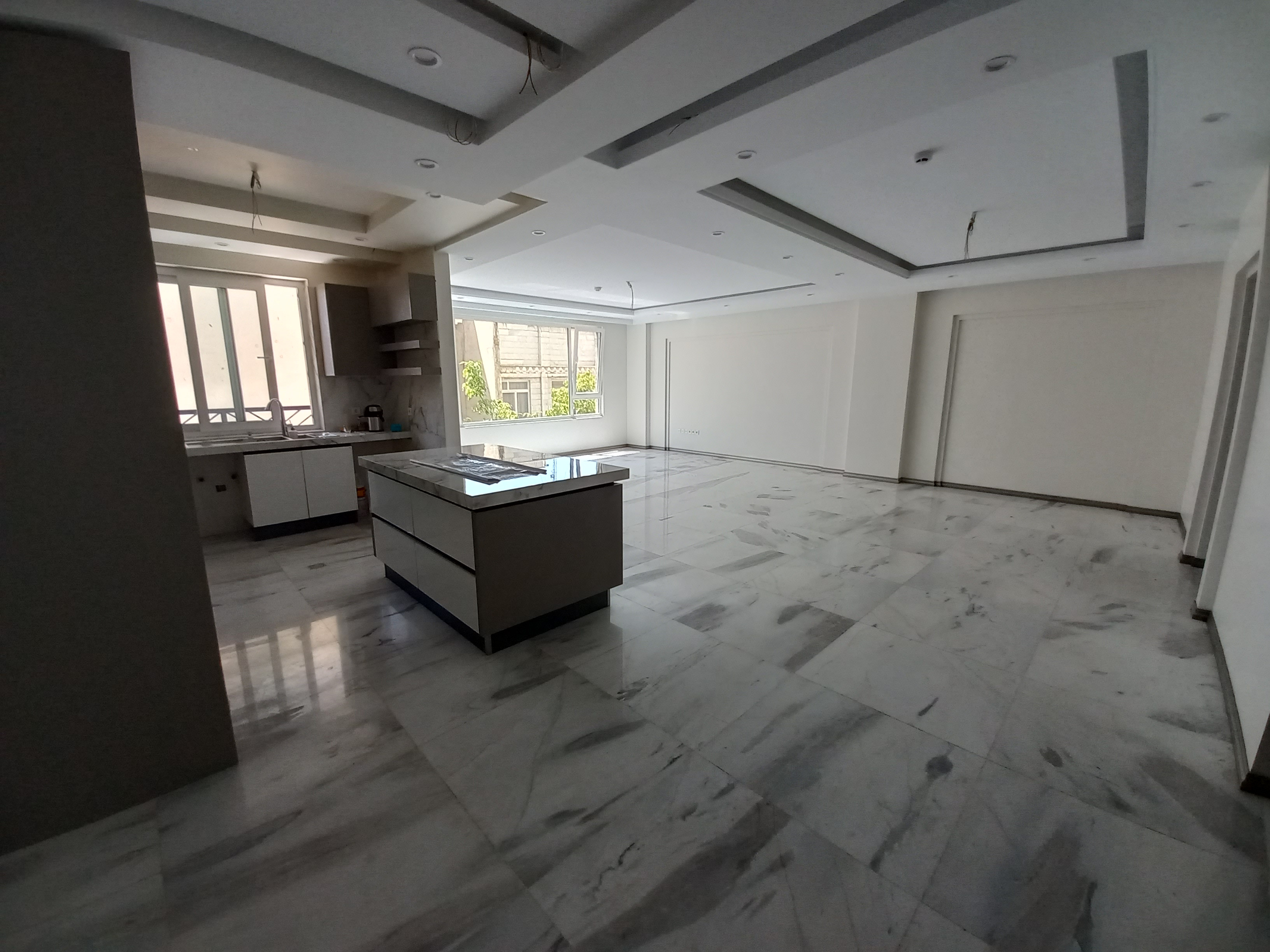 ۹۸متر دو جهت نور ، حیاط در اختیار ، لوکیشن قوی