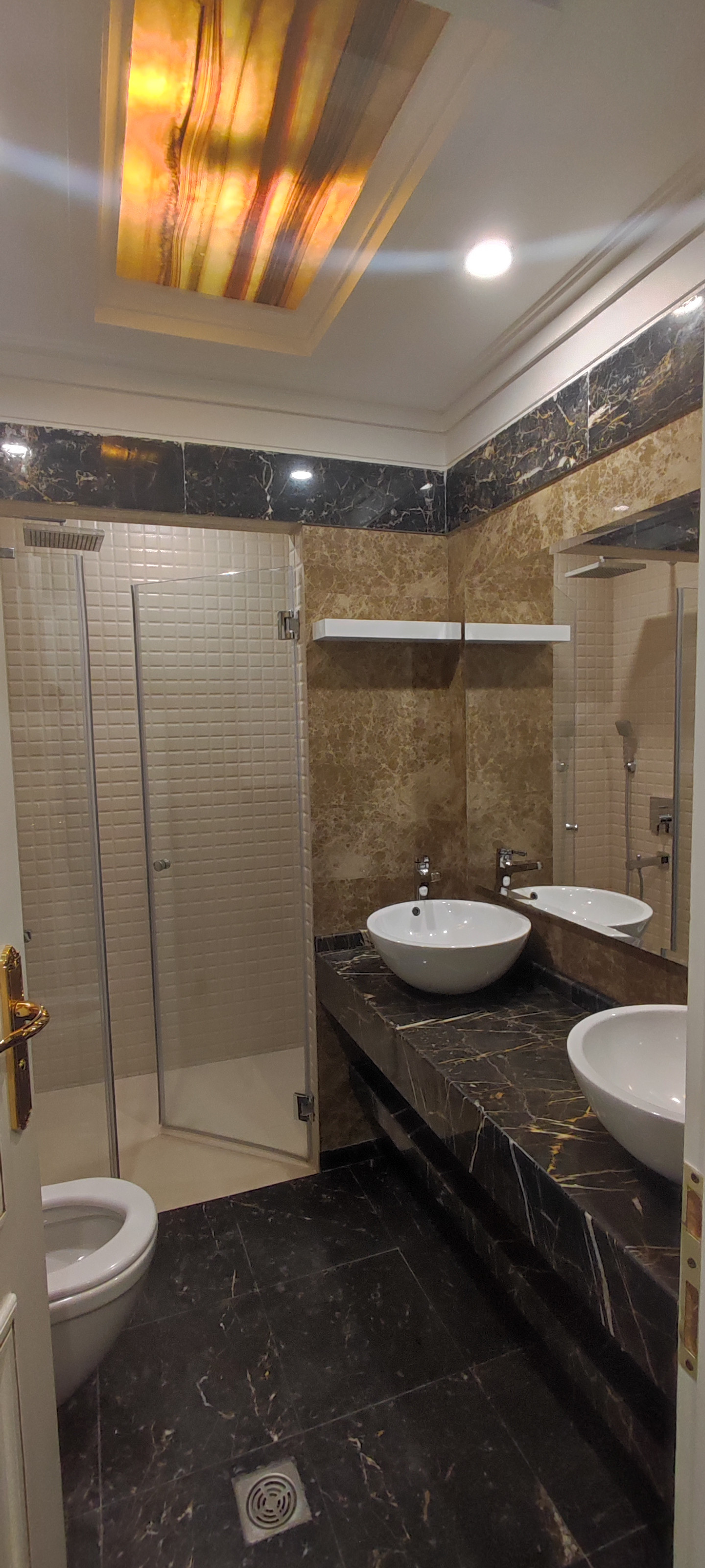 آجودانیه ۲۰۰متر ۳پارکینگ (فقط خانواده)