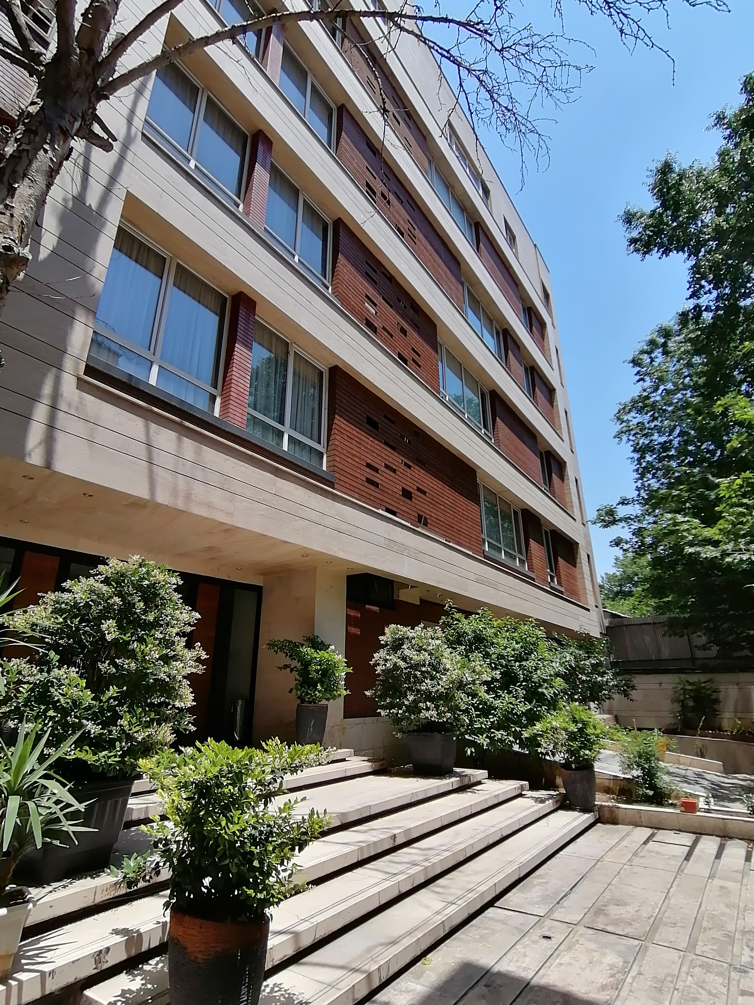 فروش آپارتمان 98 متر اندرزگو ورودی لابی مبله