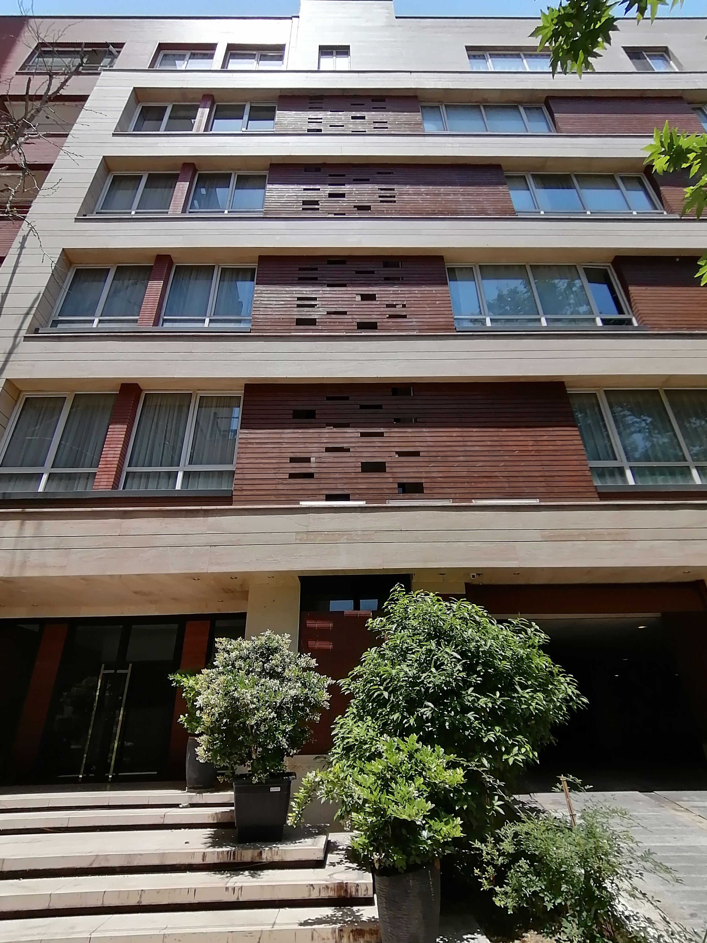 فروش آپارتمان 98 متر اندرزگو ورودی لابی مبله