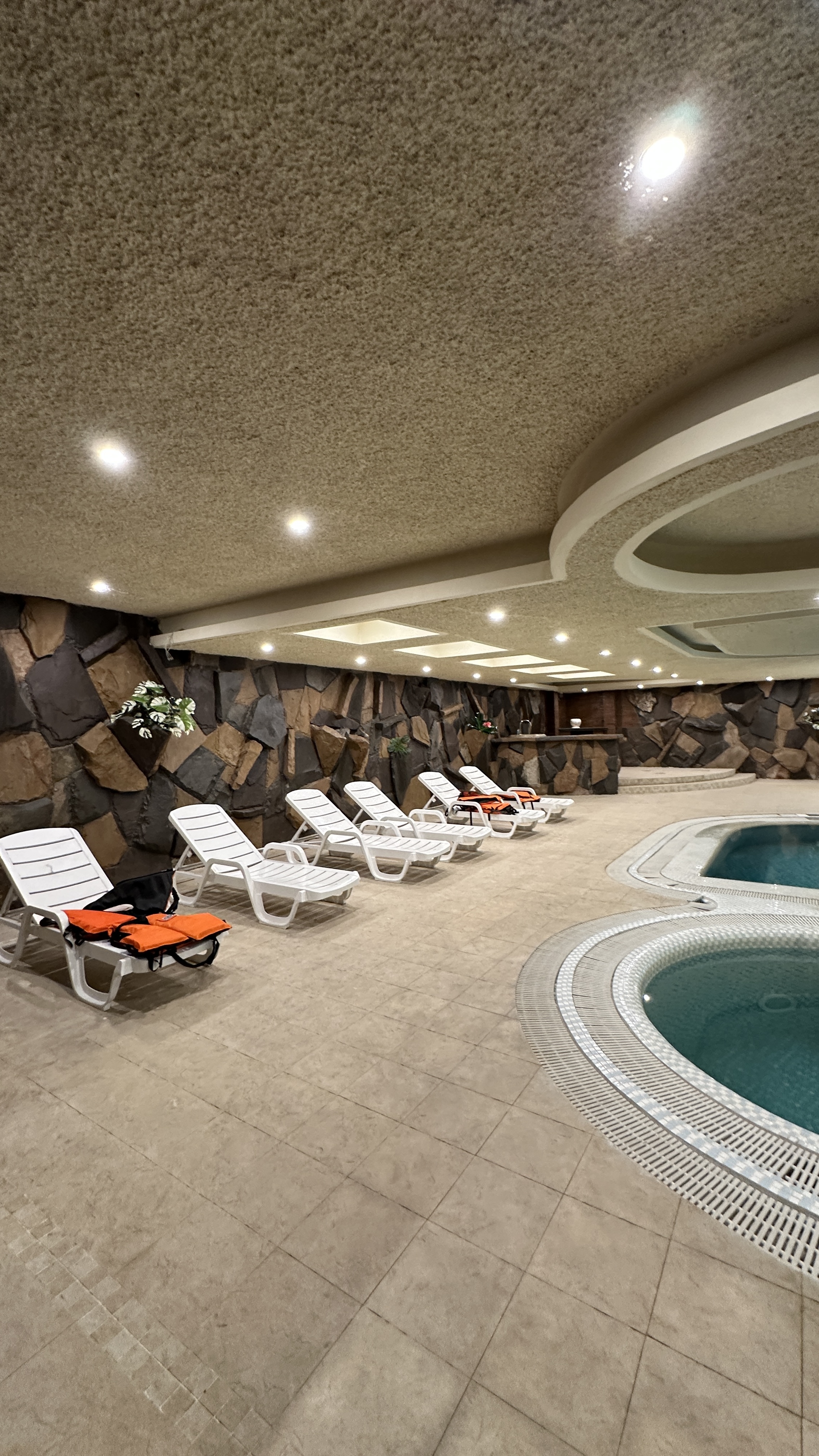 اجاره آپارتمان 330متر‌ فرمانیه شرقی