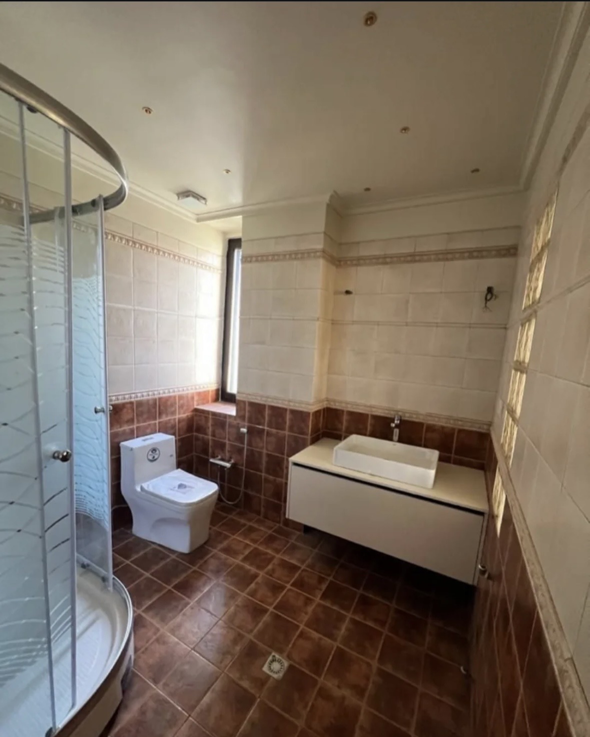 واحد 3خوابه لوکیشن دنج دو پارکینگ باکس