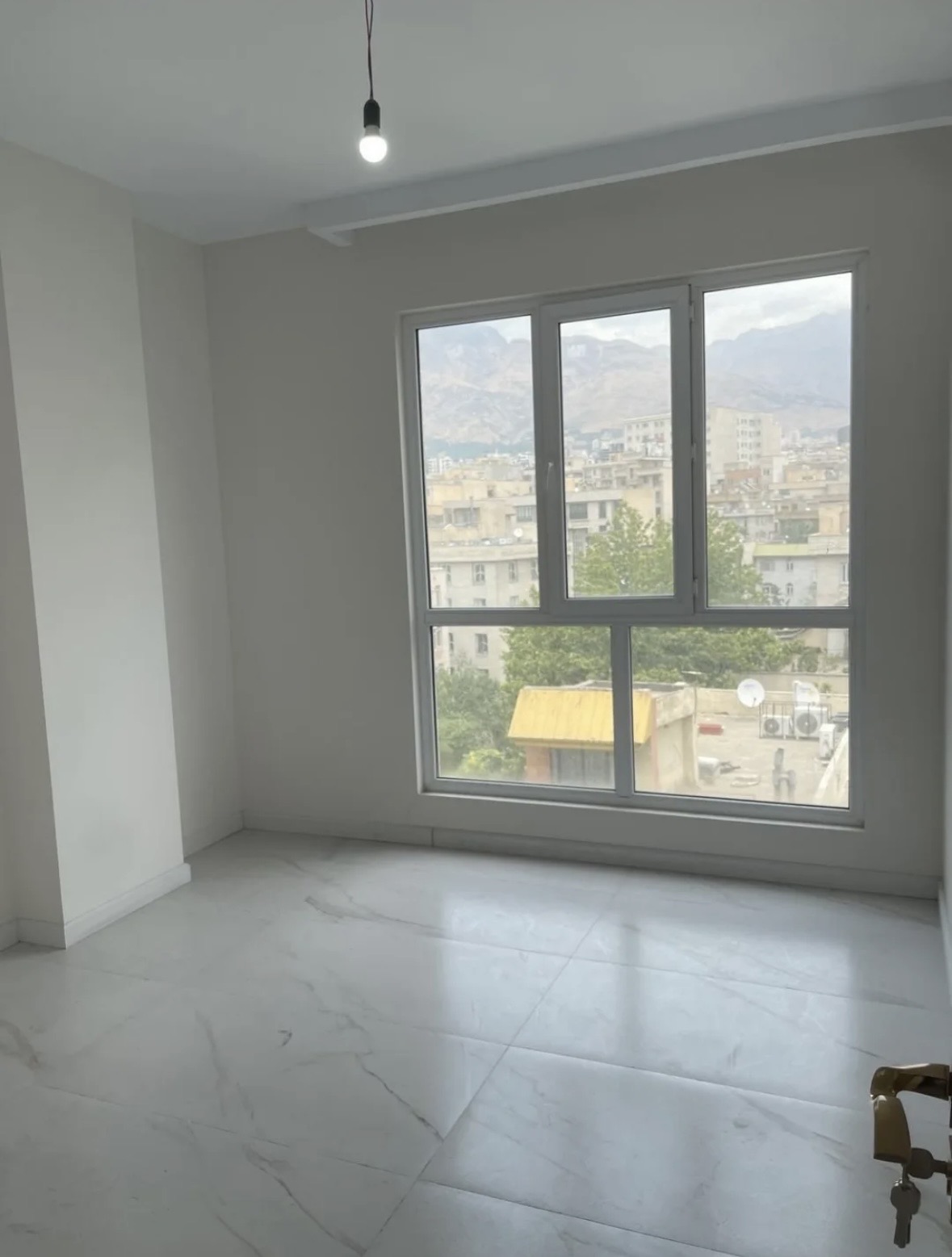 واحد 137 متری نوساز غرق در نور دیباجی