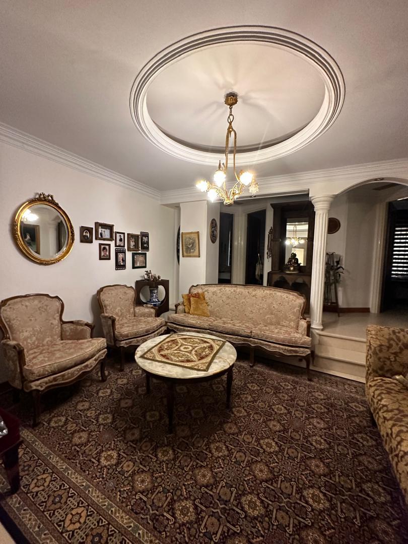 فروش اپارتمان  واحد 150متری نیاوران 20متر حیاط در اختیار