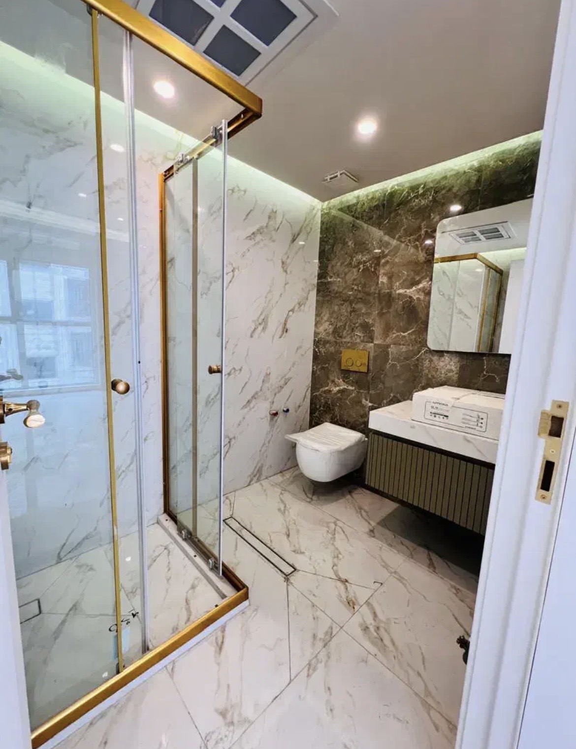 فروش آپارتمان 230متر قیطریه مدرن کلید نخورده تراس ویو 3p