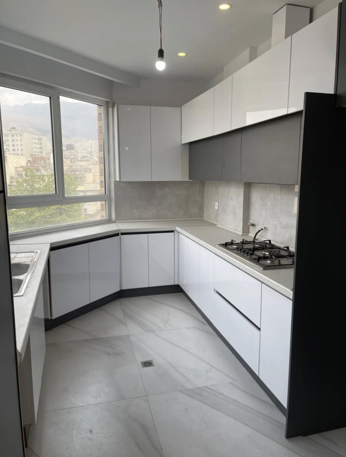 واحد 137 متری نوساز غرق در نور دیباجی