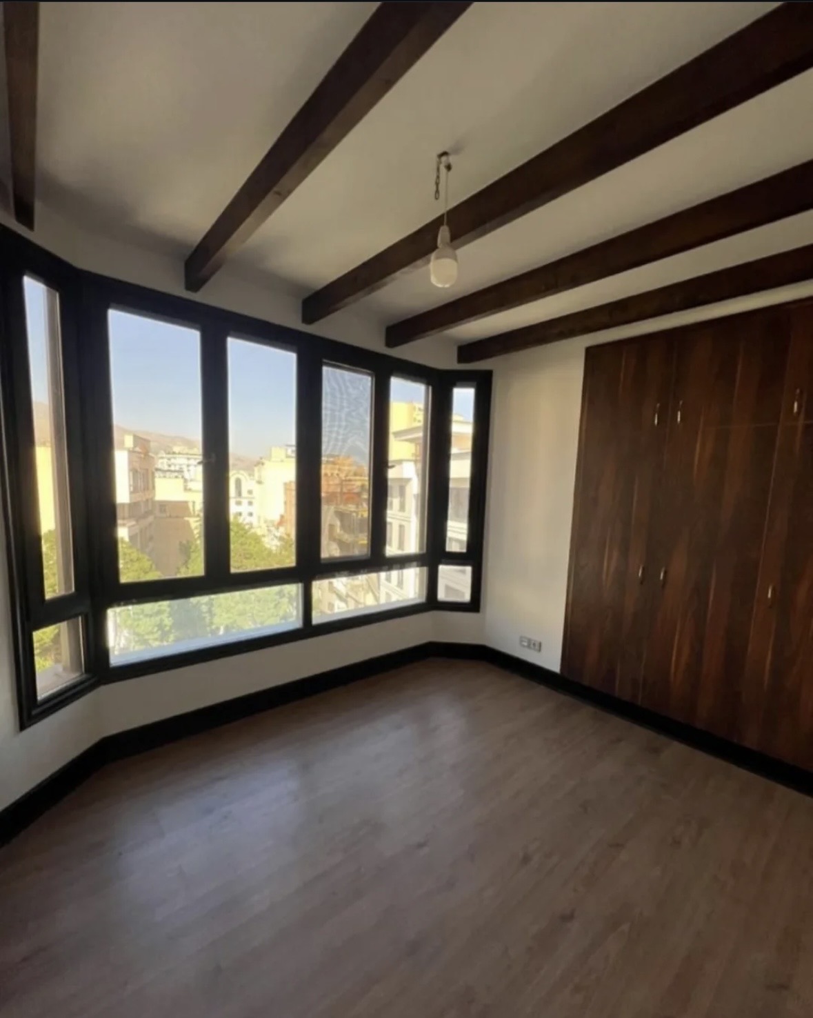 واحد 3خوابه لوکیشن دنج دو پارکینگ باکس