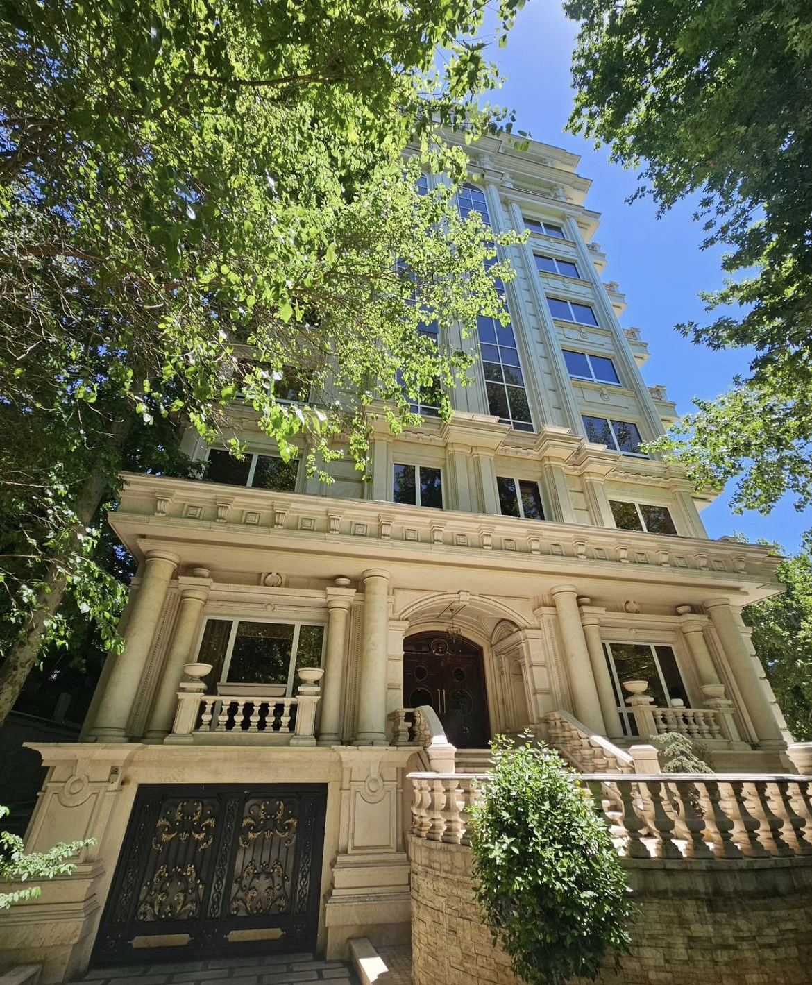 نیاوران 180متر 3خواب ویو کاملا مشجر با تراس بزرگ