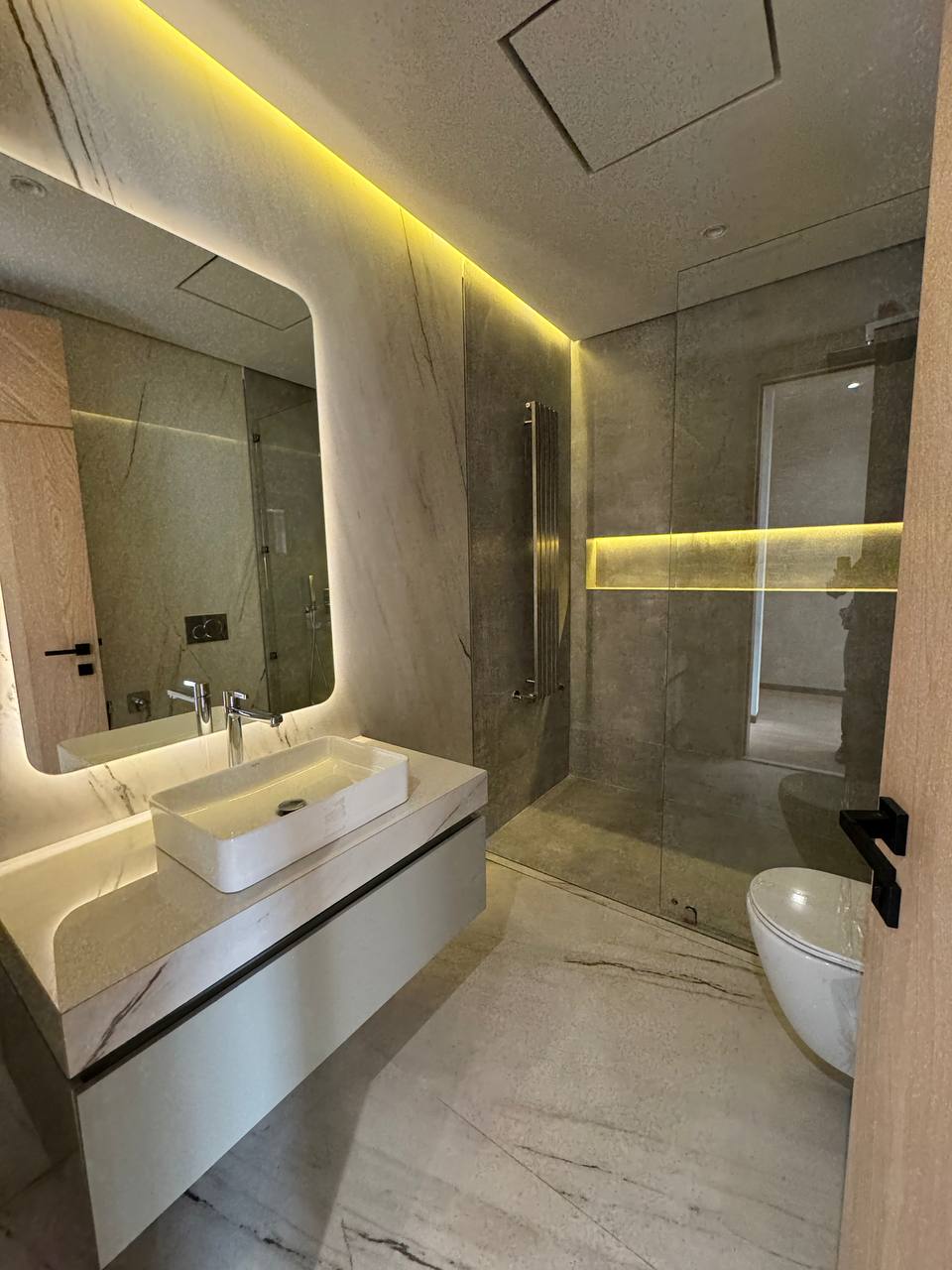 فروش آپارتمان 220 متری خوش نقشه ویو ابدی در نیاوران